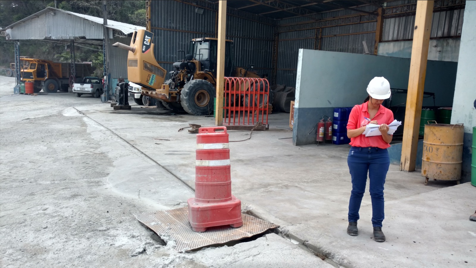 Técnica do Grupo Soul em acompanhamento ambiental em campo, anotando informações em área industrial